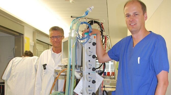 Michael Schlotterer (rechts) und Peter Petersen auf der Intensivstation am Tübinger Uniklinikum. GEA-FOTO: STÖHR