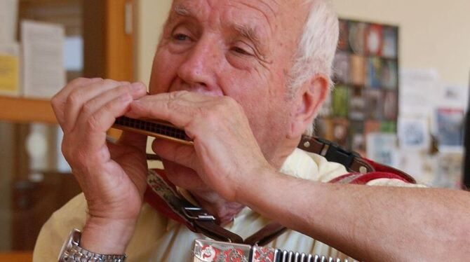 Siggi Schweitzer begleitet die Frauen im Kusterdinger Altenkreis beim Singen. Das Spielen auf der Harmonika hat er sich selbst b