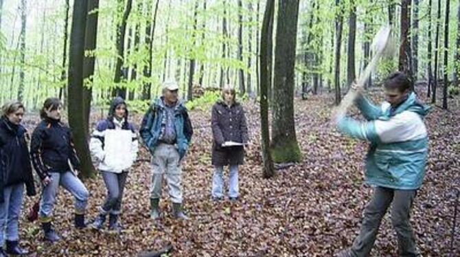 Die Schüler bohren mit dem Geologen Erhard Mathias (Mitte) und dem Mineralogie-Studenten Jens Wahr in einer alten Erzgrube. Leid