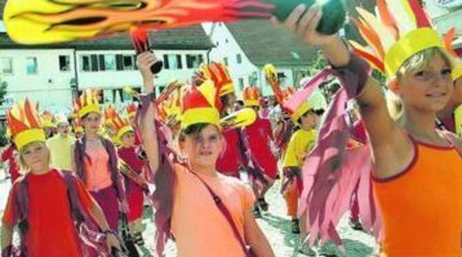 Jubelnde Kinder mit Szenen wie Feuer im Festzug durch die Innenstadt beim Metzinger Stadtfest. FOTO: MARA SANDER