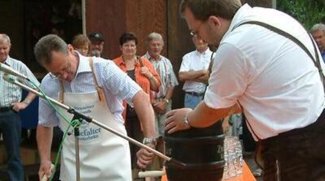 Eröffnung der Marktplatzhockete: Bürgermeister Helmut Knorr stach mit drei Schlägen das Fass an. FOTO: KAB