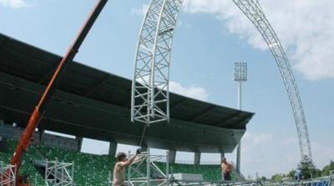 Gestern hat im Stadion der Aufbau für die &raquo;Classic Night&laquo; begonnen. GEA-FOTO: MEYER