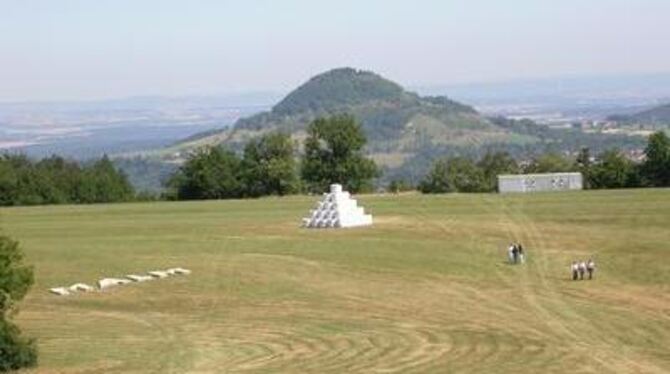 Kunstraum in idyllischer Lage, mit Blick auf die Achalm. Auf der Wanne zeigen 13 Künstler Skulpturen, die mit Schönbergturm und