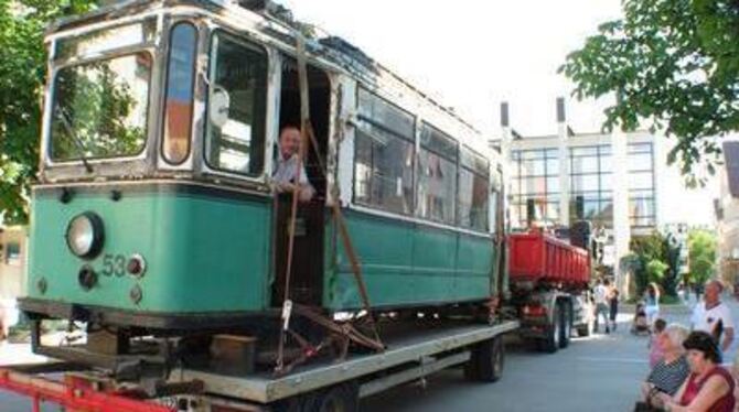 Ralf Mädler auf der &raquo;Kommandobrücke&laquo; des &raquo;Triebwagens 53&laquo;. Die 1928 gebaute Straßenbahn kehrte gestern n