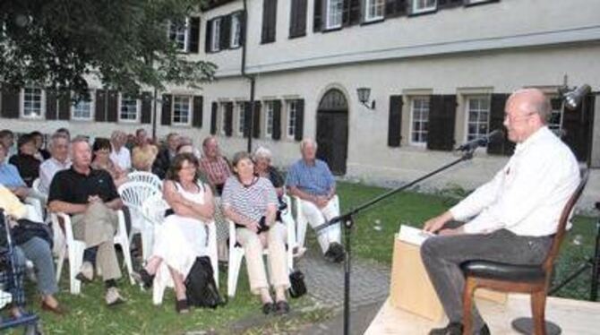 Lauschiger Sommerabend, lauschendes Publikum: Im Bad Uracher Stiftshof werden diese Woche jeden Abend Überraschungstexte vorgele