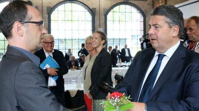 Heiko Maas (l) und Sigmar Gabriel stehen beim Thema Vorratsdatenspeicherung zwischen Teilen der SPD-Basis und der Union. Foto