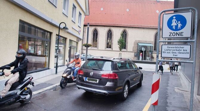 Schilder helfen nicht: Die neue Fußgängerzone beim Nikolaiplatz schert kaum einen Autofahrer.