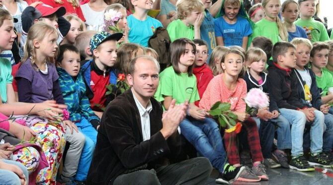 Das letzte Lonsinger Schulfest: Die Grundschulkinder verabschiedeten sich von Rektor Frank Saur.