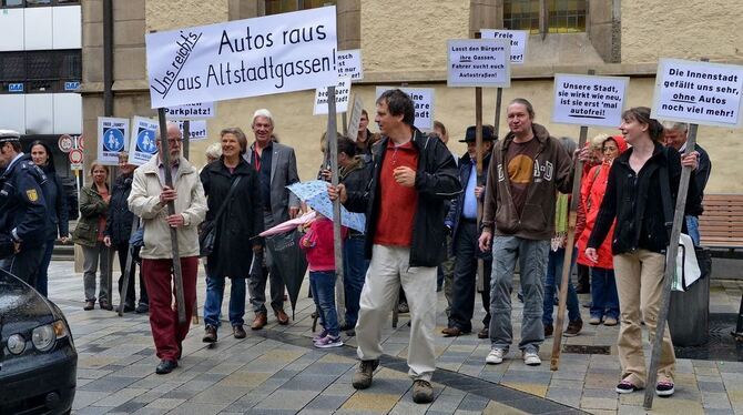 Wünschen sich eine weitgehend blechfreie Altstadt: Aktivisten der Bürgerinitiative »Nachtruhe« machten gegen Autoverkehr mobil.