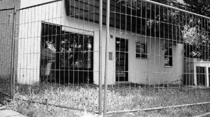 Schon seit geraumer Zeit wegen Einsturzgefahr hinter einem Schutz-Zaun: Das Öschinger Rutschhaus. ARCHIV-FOTO: JIRASEK