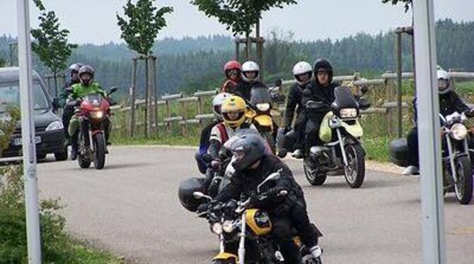 Patenschaft auf Zeit: Die Motorradfahrer mit ihren blinden und sehbehinderten Beifahrern auf dem Weg zum Etappenziel Trochtelfin