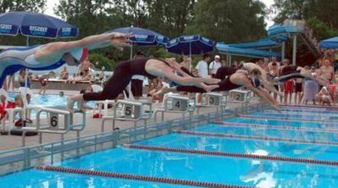 Beim Achalm-Cup war mächtig was los. Insgesamt waren 860 Schwimmerinnen und Schwimmer im Einsatz. GEA-FOTO: MEYER