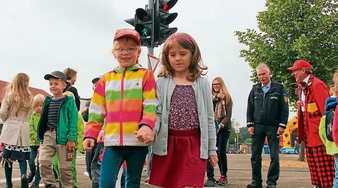 Rot heißt stehen, grün heißt gehen: Das haben die Trochtelfinger Vorschulkinder gestern in der Münsinger Jugendverkehrsschule no