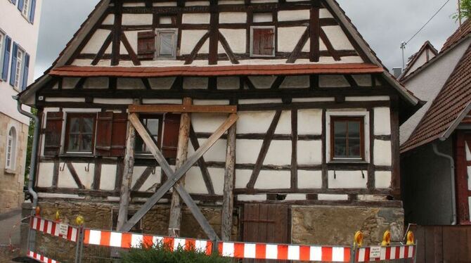 Das Giebeldreieck des Rot-Kreuz-Häusles, das zwischen Rathaus und »Schwanen« steht, soll bleiben. GEA-FOTO: HAI