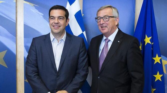 Jean-Claude Juncker (r) und Alexis Tsipras machen es wieder spannend. Foto: Julien Warnand