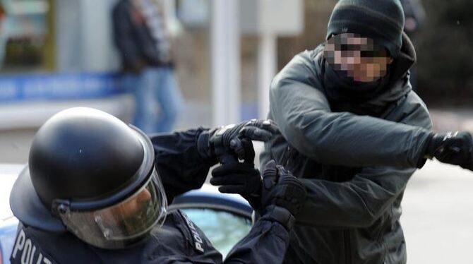 Ein gewalttätiger Demonstrant schlägt einen Polizeibeamten nieder. Immer wieder werden Polizisten, Feuerwehrmänner und Sanitä