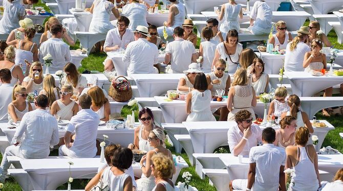 Am 9. Juli wird auf dem neuen Münsinger Rathausplatz ein White Dinner zelebriert, ähnlich wie hier im Berliner Olympiastadion im