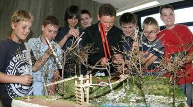 Große Freude mit ihrem Projekt haben Schüler der Technik-AG des Pfullinger Friedrich-Schiller-Gymnasiums. FOTO: REISNER