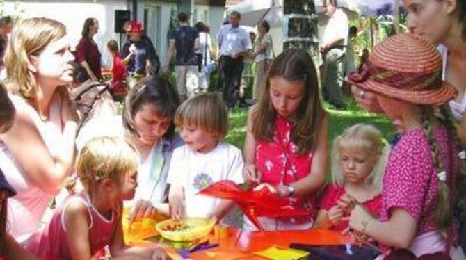 Mit viel Spaß bastelten die Kinder aus bunten Folien Windräder. FOTO: KEM