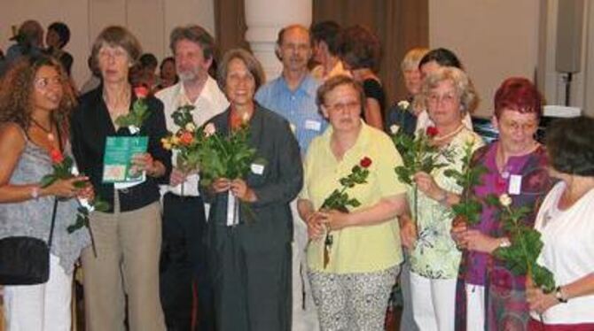 Blumen als Dankeschön gab's bei der 30-Jahr-Feier von den Mitarbeitern des Arbeitskreises Leben Reutlingen/Tübingen.  FOTO: STRÖ