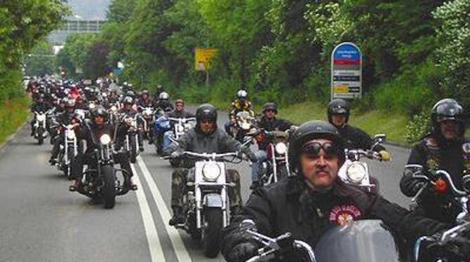 250 Biker beteiligten sich im vergangenen Jahr am Benefiz-Korso. GEA-FOTO: ARCHIV