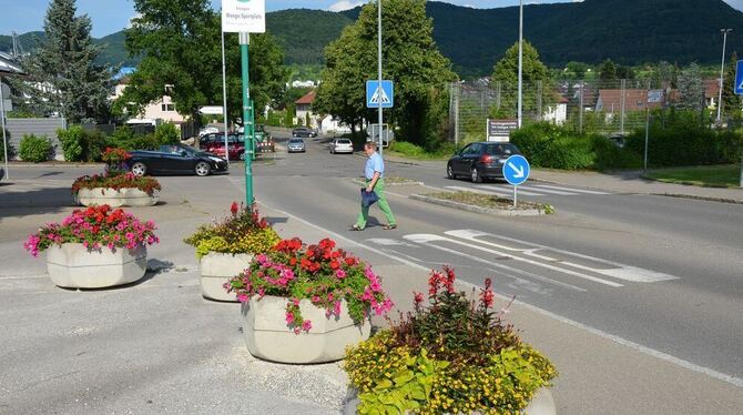 Noch ist das eine etwas unübersichtliche Kreuzung mit seltsamer Verkehrsinsel und das alles soll Mini-Kreisel werden. GEA-FOTO: BARAL