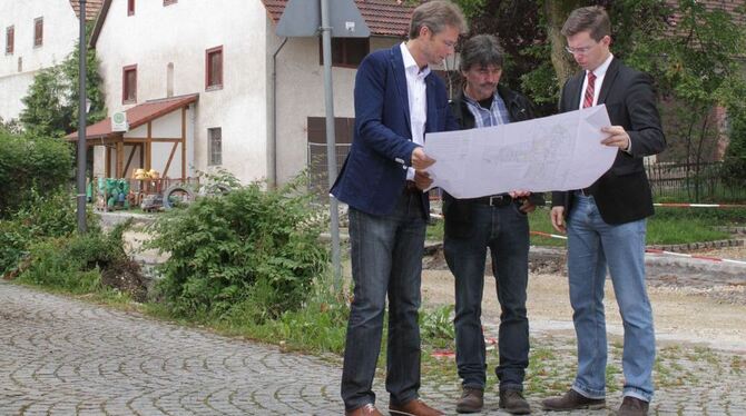 Die alten Linden und landwirtschaftliche Anwesen prägen das Dorfbild in Wilsingen. Wie sich der Ort weiterentwickeln kann, ohne seinen Charme zu verlieren, damit befasst sich das Dorfentwicklungskonzept, das Stadtplaner Clemens Künster, Ortsvorsteher Franz Vetter und Bürgermeister Christoph Niesler (von links) jetzt anstoßen.  FOTO: SCHRADE