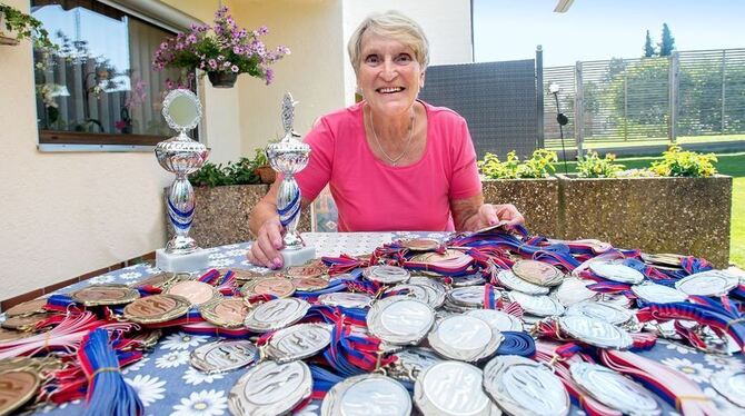 Von A wie Absperrgitter über M wie Medaillen (Foto) bis Z wie Zeitmessanlage: Renate Stengel kümmert sich als federführende Organisatorin des Achalm-Cups um fast alles. Ehrenamtlich, versteht sich. FOTO: TRINKHAUS