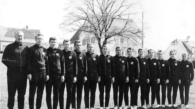 Mit dieser Mannschaft zog der SSV Reutlingen 1965 in die Aufstiegsrunde zur Bundesliga ein: (von links) Trainer Georg Wurzer, Heinz Kostorz, Herbert Ammer, Gerhard Jost, Rudolf Schießl, Theo Diegelmann, Manfred Kammal, Knut Tagliaferri, Karl-Heinz Zapf, Günter Kasperski, Werner Fritschi, Rolf Schafstall, Hans-Rudi Schmid, Rolf Thommes.  FOTOS: GEA-ARCHIV