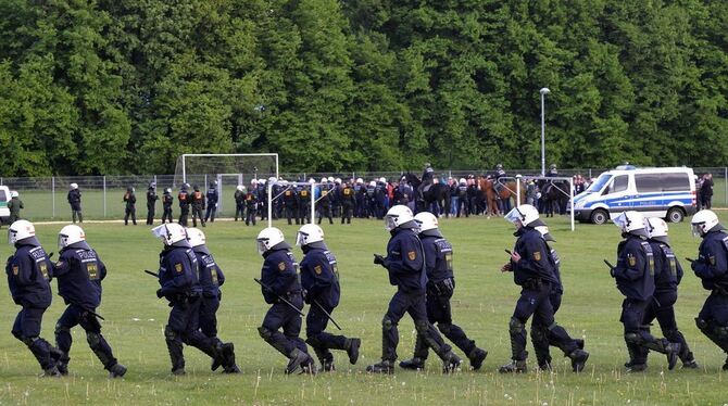 Polizei-Großeinsatz an der Kreuzeiche beim Kick gegen Ulm – und demnächst wieder beim Problemspiel SSV Reutlingen gegen Karlsruher SC. ARCHIVFOTO: NIETHAMMER