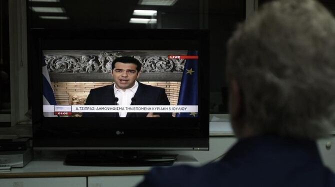 Tsipras kündigte die Abstimmung in der Nacht im Fernsehen an. Foto: Simela Pantzartzi