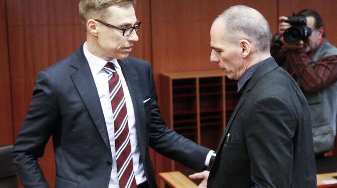 Der griechische Finanzminister Gianis Varoufakis (r) im Gespräch mit seinem finnischen Amtskollegen Alexander Stubb. Foto: Ol