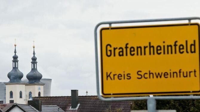 Blick auf den Ort Grafenrheinfeld mit den Kühltürmen des Atomkraftwerks hinter den Kirchtürmen. Foto: Daniel Karmann