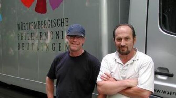 Reinhold Günther (&raquo;Reini&laquo;, links) und Stanislaw Graz (&raquo;Stani) vor dem Transporter der Württembergischen Philha