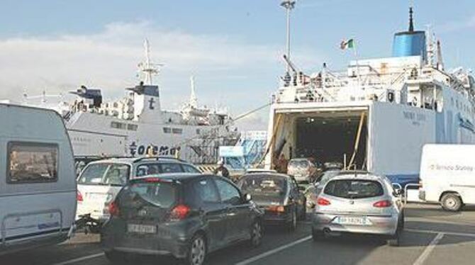 Andrang im Fährhafen von Piombino / Italien. FOTO: ADAC