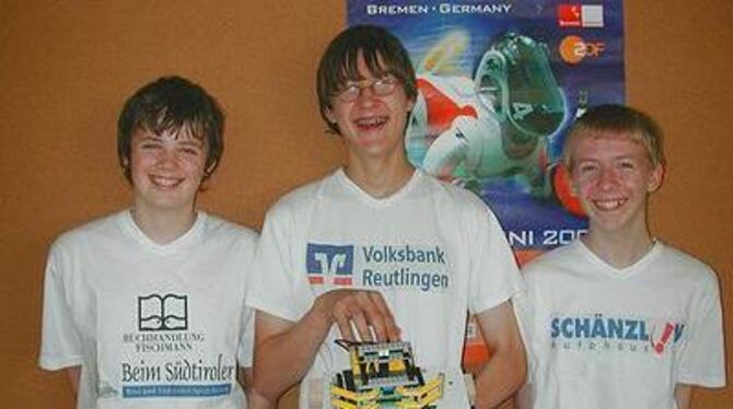 Zufrieden mit ihrem WM-Auftritt beim Robo-Cup in Bremen (von links): Markus Schörner, Tobias Schürmann und Martin Fiedler. FOTO: