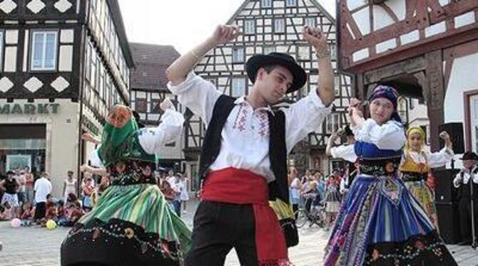 Nicht nur beim Schäferlauf wird auf dem Bad Uracher Marktplatz getanzt: Die Springprozession der Portugiesen. FOTO: SANDER