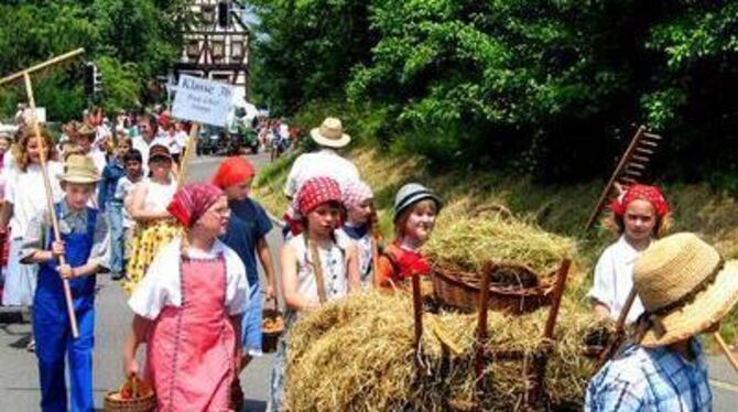 Ein toller Festzug zum Gönninger Schuljubiläum: Ortsvorsteher Ackermann weiht zugleich den neuen Spielplatz ein, Neuntklässler d