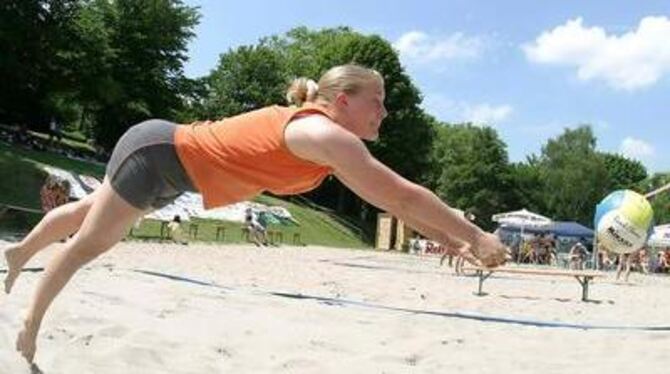 Spannung bis in die Zehenspitzen: Ulrike Hornung aus Calw hechtet beim Pfullinger Beachturnier erfolgreich nach dem Ball.  FOTO: