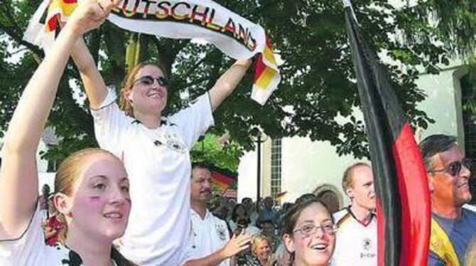 Es darf gejubelt werden: Im Kirchhof der Johannesgemeinde lässt die Gemeinde ihren Gefühlen freien Lauf. FOTO: REISNER