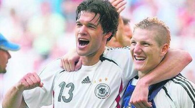 So kann's weitergehen: Michael Ballack (links) und Bastian Schweinsteiger. FOTO: DPA