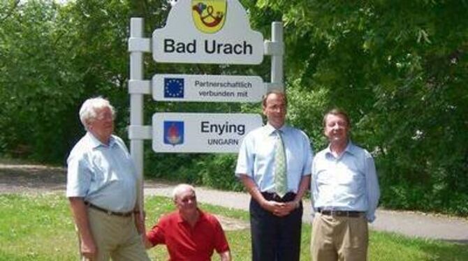 Bislang war die Partnerschaft zwischen Bad Urach und Enying eher etwas für Eingeweihte, jetzt weisen Schilder an den Ortseingäng