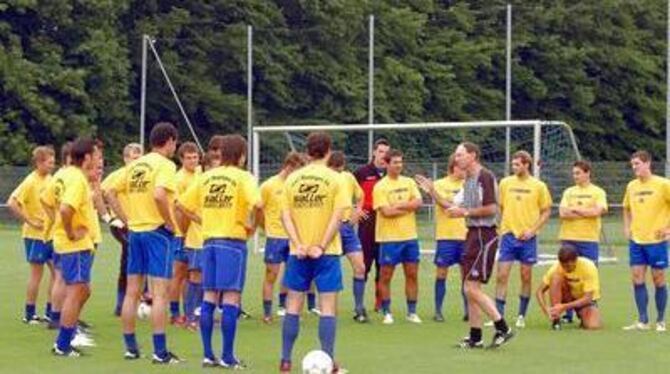 Trainer Peter Starzmann bei seiner ersten Ansprache. Ganz links: Trainingsgast Sasa Janic.  GEA-FOTO: MEYER