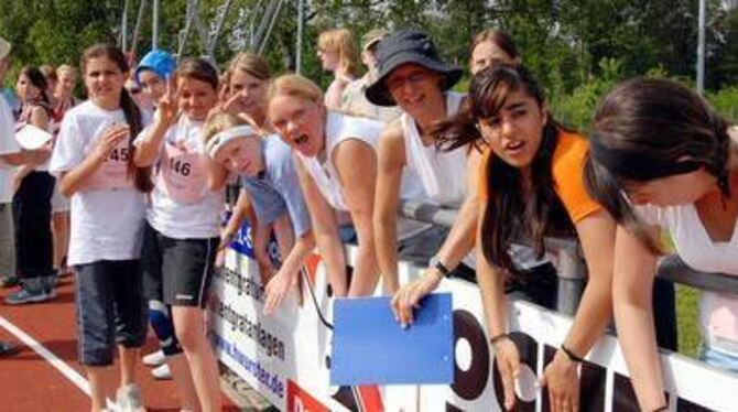 Trommeln, schwitzen, abkühlen: Den Hauptschülern gehörte gestern das Schönbuchstadion. Heute werden die Grundschüler erwartet. G