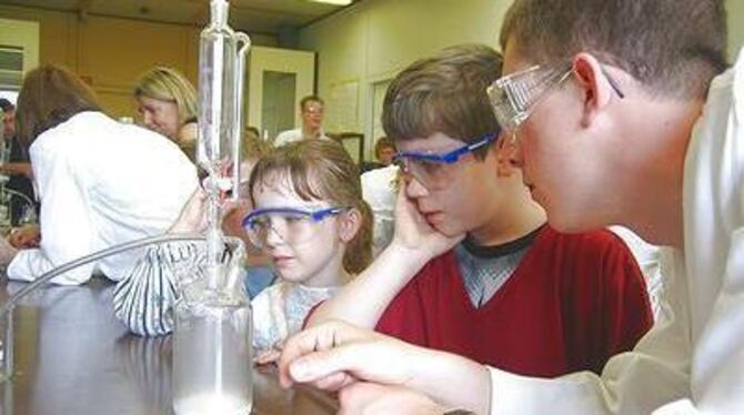 Spannende Experimente im Chemielabor: Eduard-Spranger-Schüler lassen es blubbern. GEA-FOTO: ZENKE