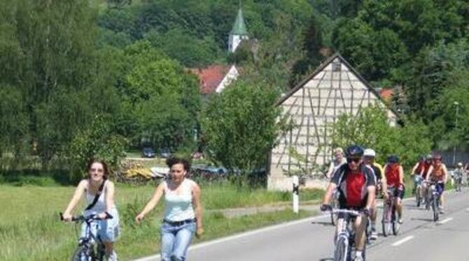 &raquo;Die Straße gehört uns&laquo;, sagten sich gestern Radler und Skater zwischen Buttenhausen und der Münzdorfer Brücke. GEA-