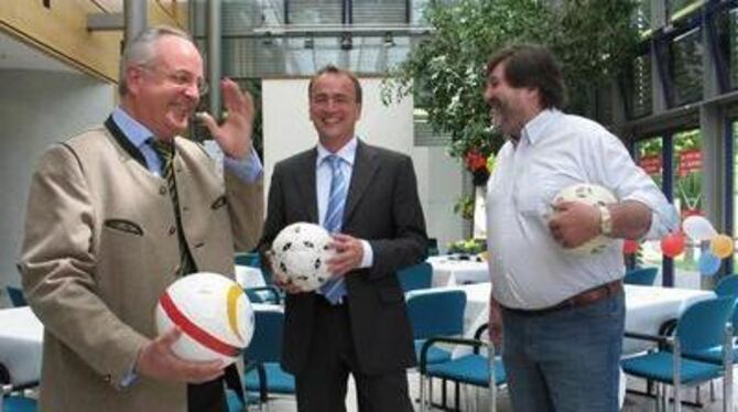 Männer mit Ball sind derzeit häufiger anzutreffen. Hier freuen sich (von links) der Hotelier Peter Schmid, Bürgermeister Markus