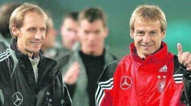 Der Sport-Psychologe Hans-Dieter Hermann (links) wurde von Bundestrainer Jürgen Klinsmann ins Team geholt. FOTO: DPA