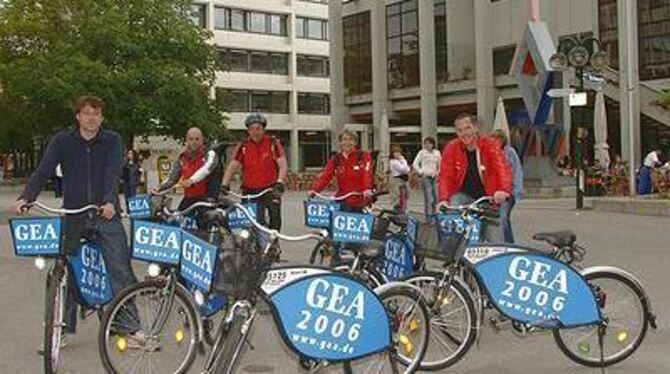 Die ersten zehn vom GEA durch Werbung unterstützten City-Bikes stehen ab heute zur spontanen Nutzung bereit. FOTO: NIETHAMMER