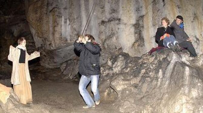 Action in der Nebelhöhle: Wird der Prinz (Hardy Lutscher, Mitte) die vom Zauberer entführte Königstochter (Linda Schlepps, links